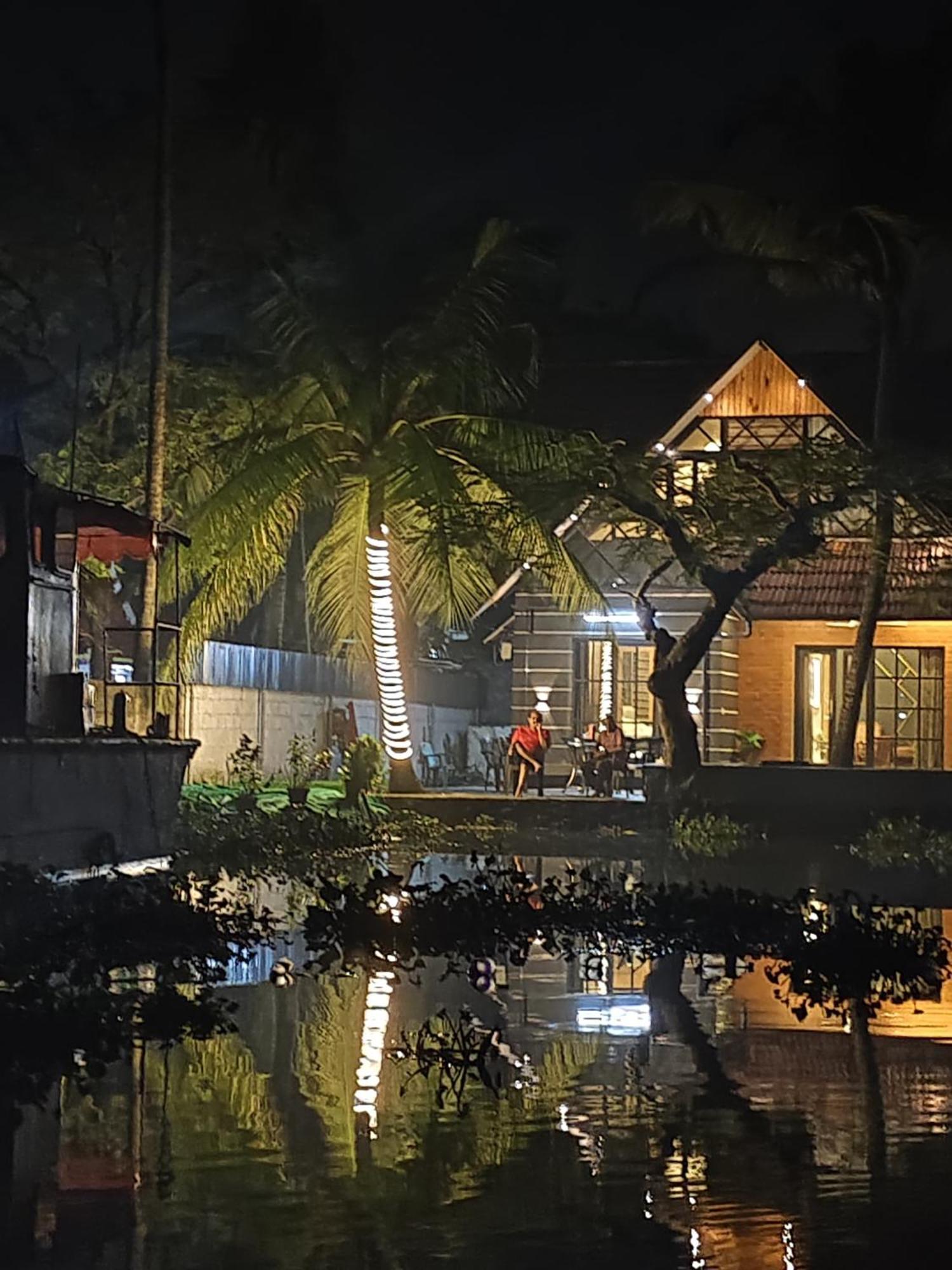 Marina Lounge Hotel Kochi Exterior foto
